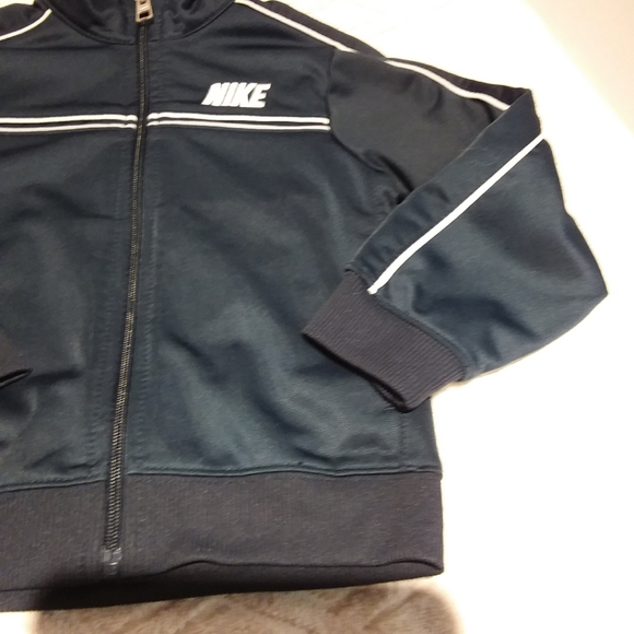 ⬇️Nike full zip track jacket - Picture 3 of 7